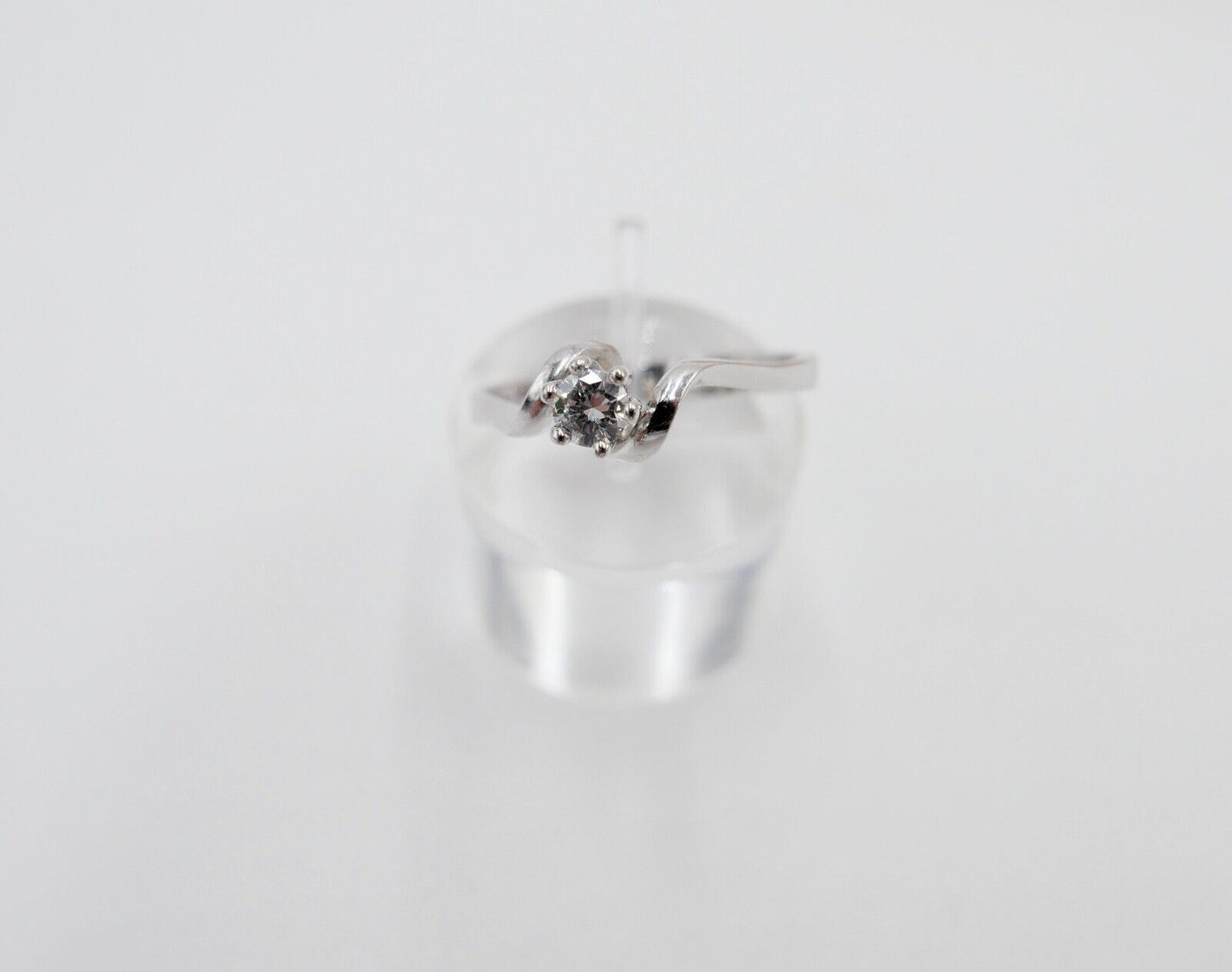 1980er geschwungener Solitär Ring Weißgold Gold 585 14K Brillant 0,20 Ct Gr. 60 - Antikhandel-Stuttgart