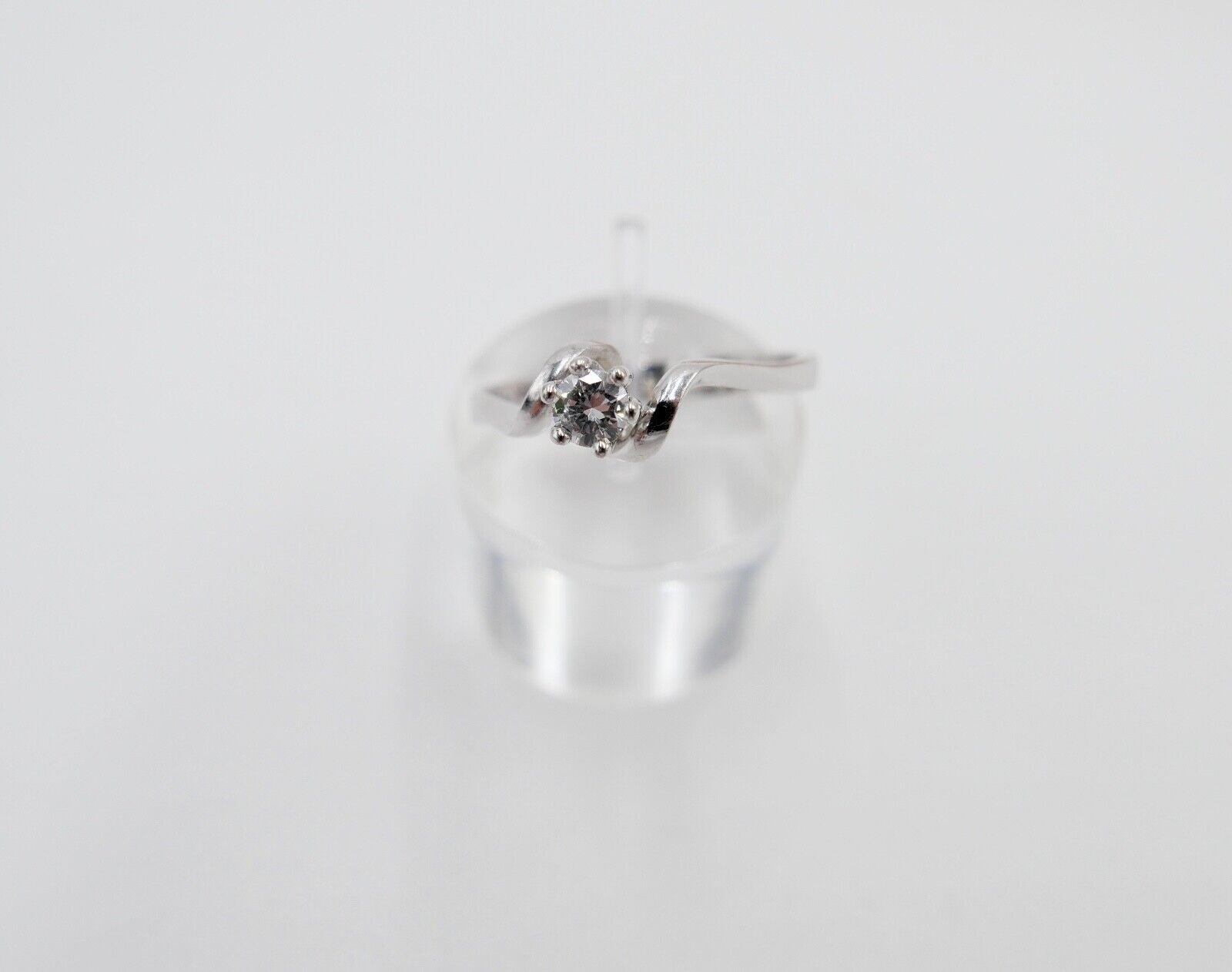 1980er geschwungener Solitär Ring Weißgold Gold 585 14K Brillant 0,20 Ct Gr. 60 - Antikhandel-Stuttgart