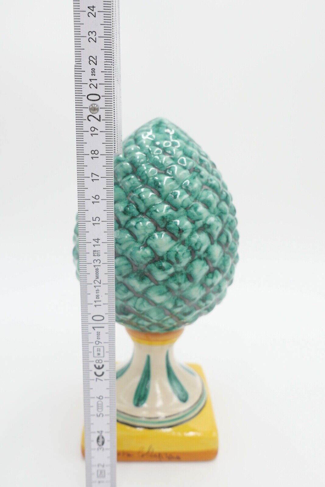 Keramik handbemalt 21 cm Pinienzapfen aus Sizilien / Syrakus 2003 signiert - Antikhandel-Stuttgart