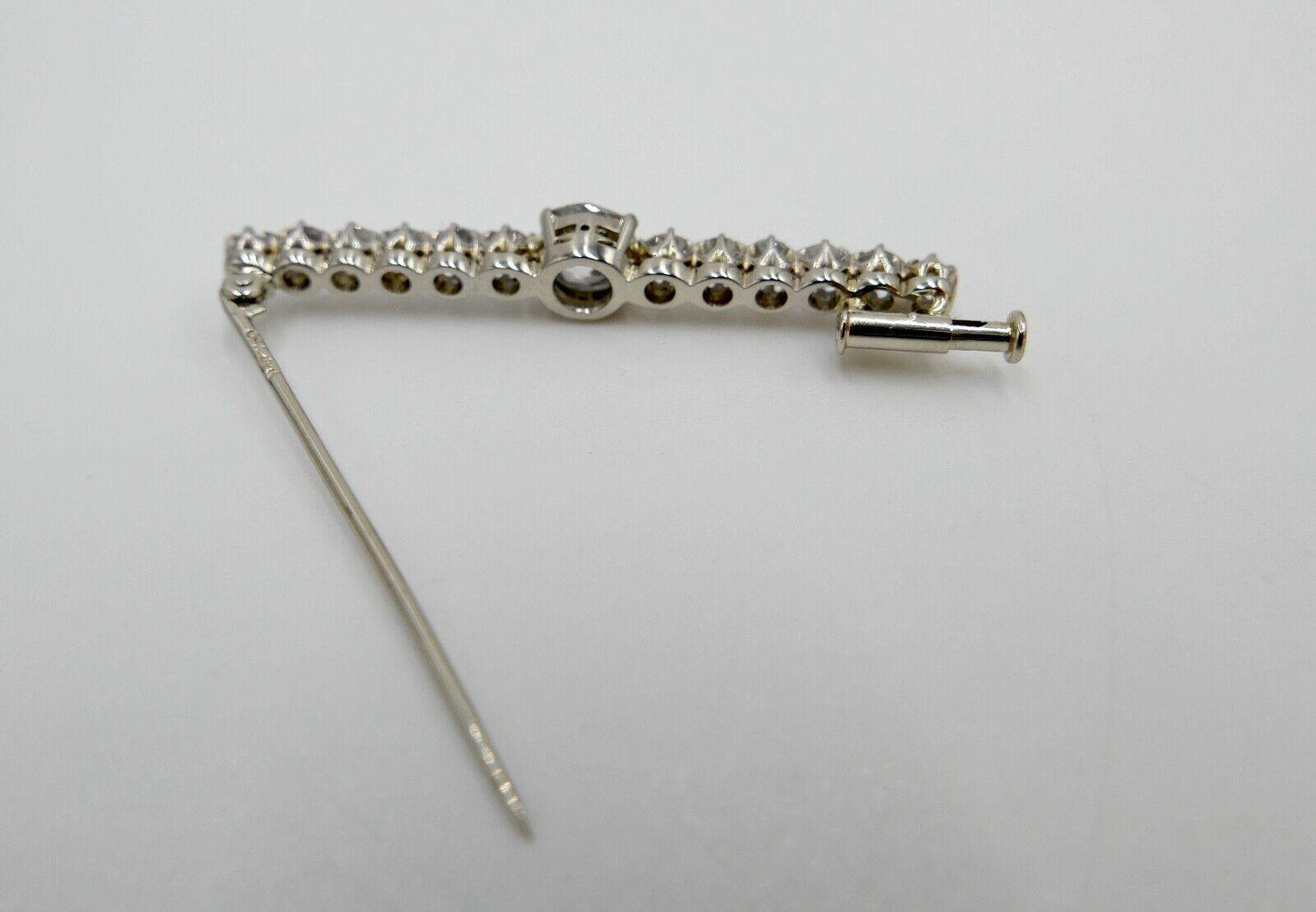 750 18K Weißgold Stabbrosche Brosche mit 13 Diamanten 44 mm Altschliff 2,17 Ctw - Antikhandel-Stuttgart