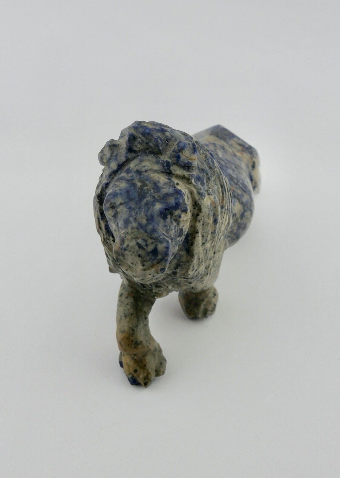 Schreitender Löwe aus blauem Marmor Vitrinenobjekt Handarbeit UNIKAT 22 cm - Antikhandel-Stuttgart