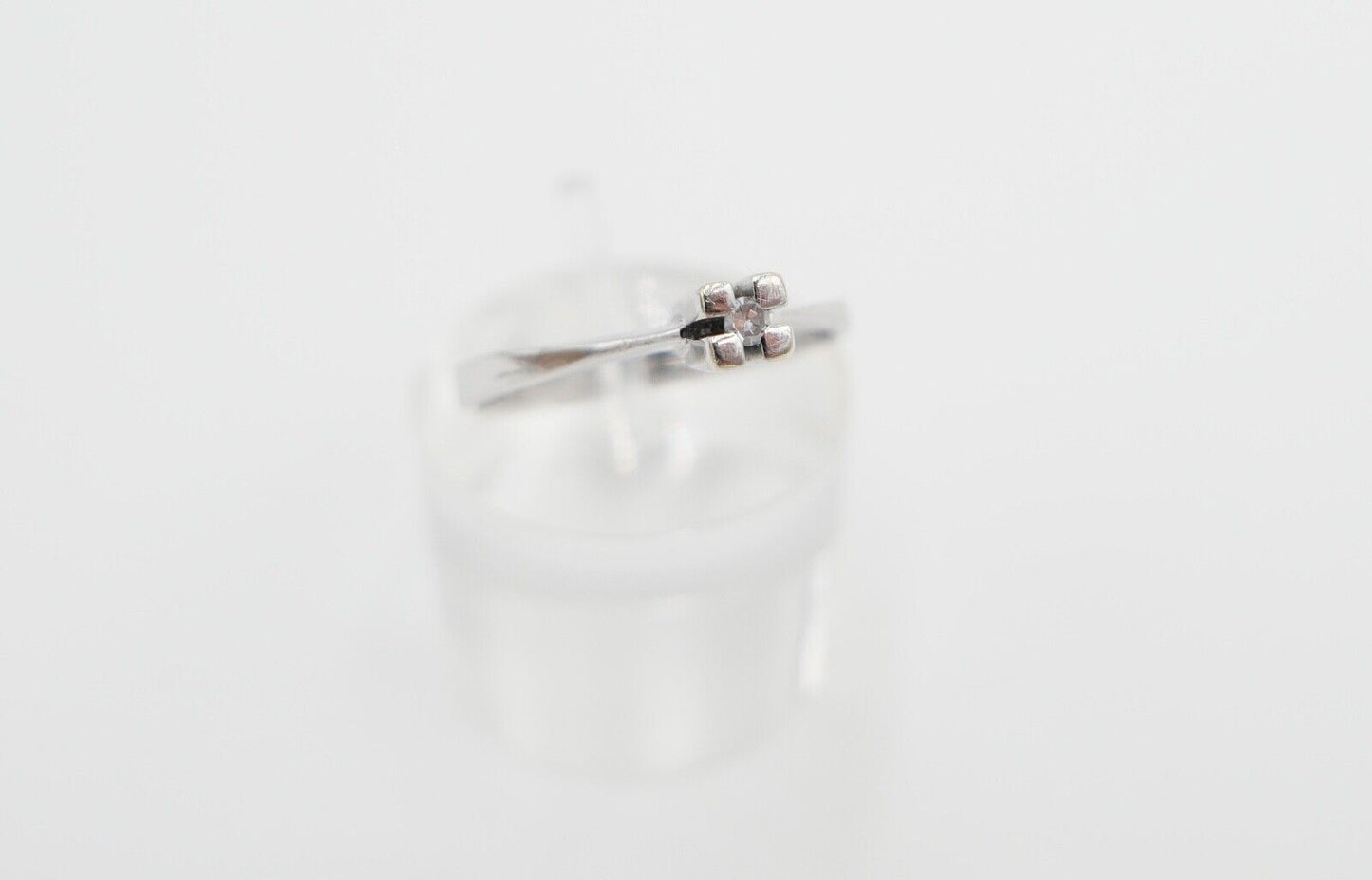 70er Jahre Solitär Ring Weißgold 333 / 8K Brillant 0,03 Ct F / VVS Gr. 57 - Antikhandel-Stuttgart