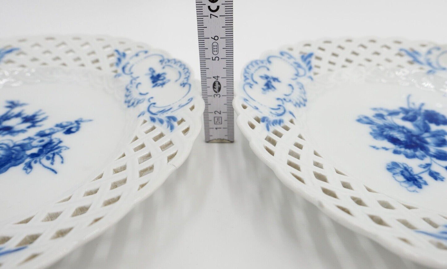 2x Meissen Durchbruchteller Wandteller Ø 20,5 cm blaue Blume Knaufzeit - Antikhandel-Stuttgart