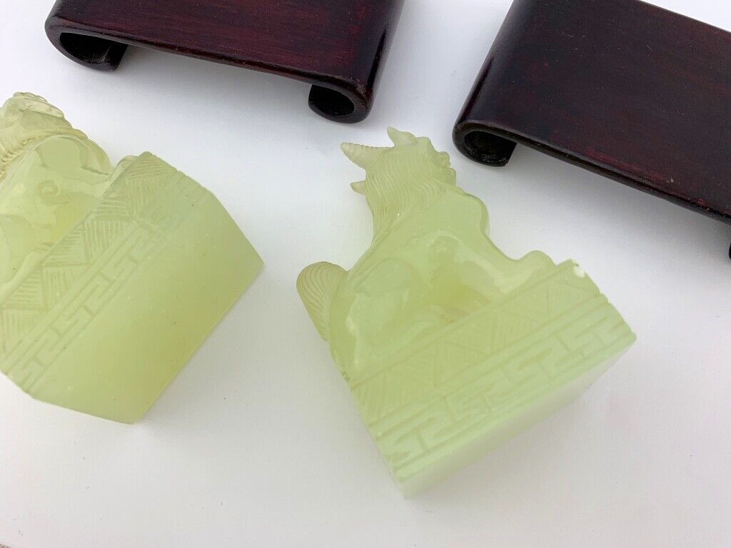 2 alte China vermutlich Glas Löwe Figur auf Holzsockel 8,5 cm ( in Jade Optik ) - Antikhandel-Stuttgart