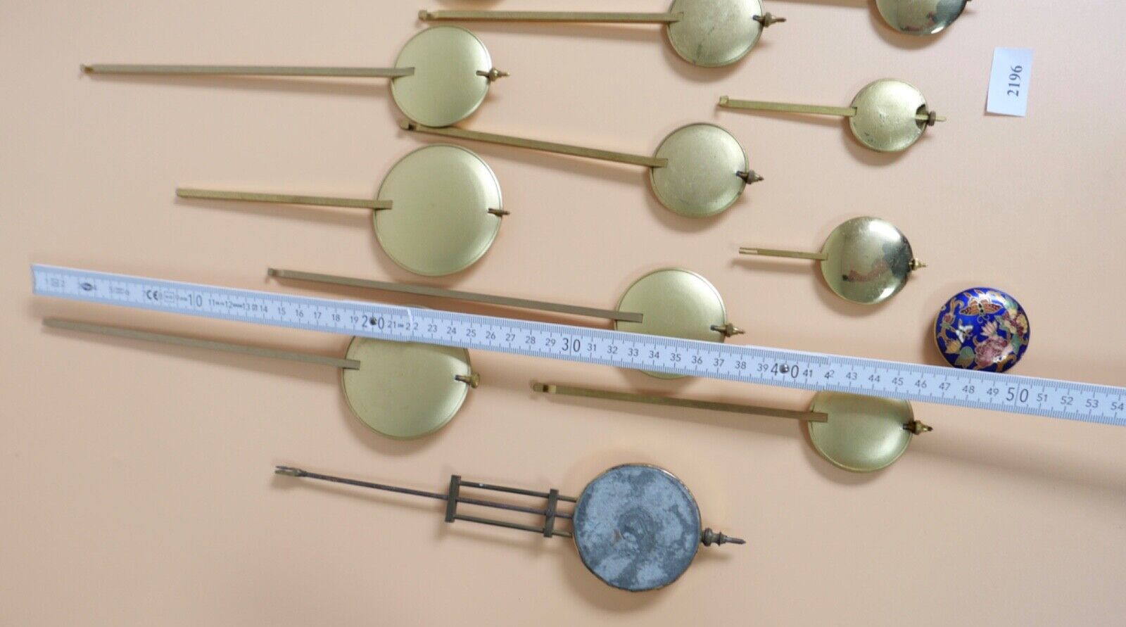 KONVOLUT Posten Ersatzteile alte & antike Pendel Pendellinsen Messing Wanduhr - Antikhandel-Stuttgart