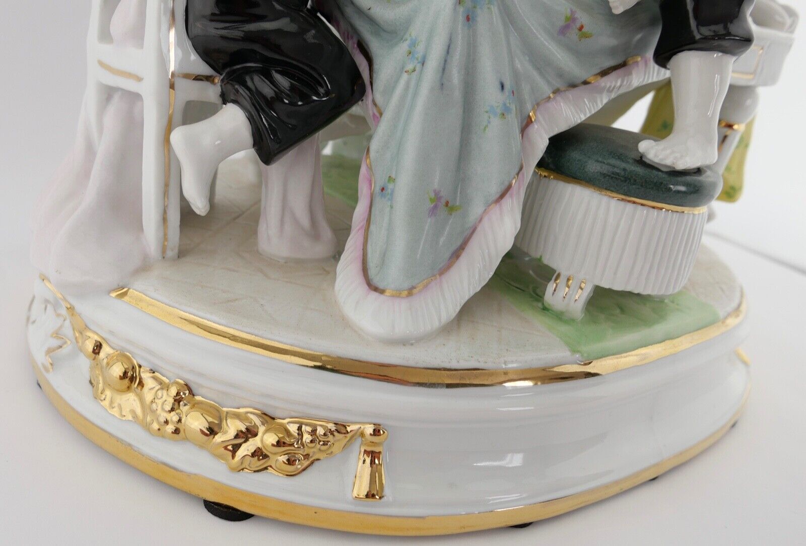 Große schwere Figurengruppe NEUNDORF Porzellan Germany " Kinder zu Tisch " - Antikhandel-Stuttgart