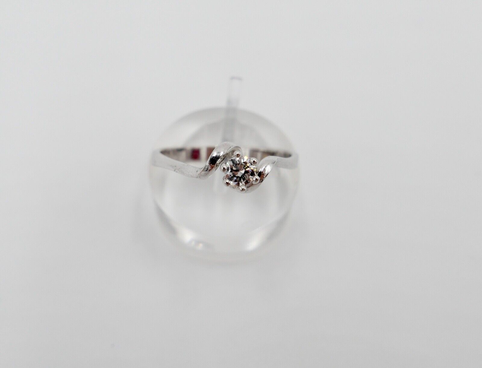 1980er geschwungener Solitär Ring Weißgold Gold 585 14K Brillant 0,20 Ct Gr. 60 - Antikhandel-Stuttgart