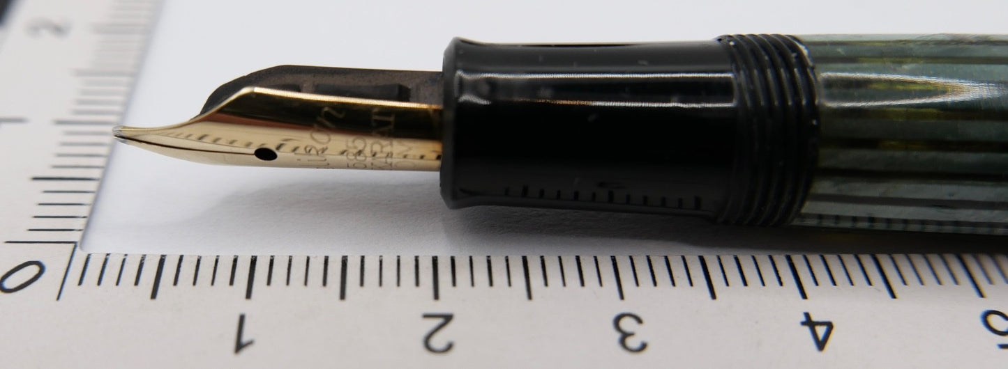 50er PELIKAN 140 Kolbenfüller Füller 585 14Ct Gold Feder OM grün schwarz