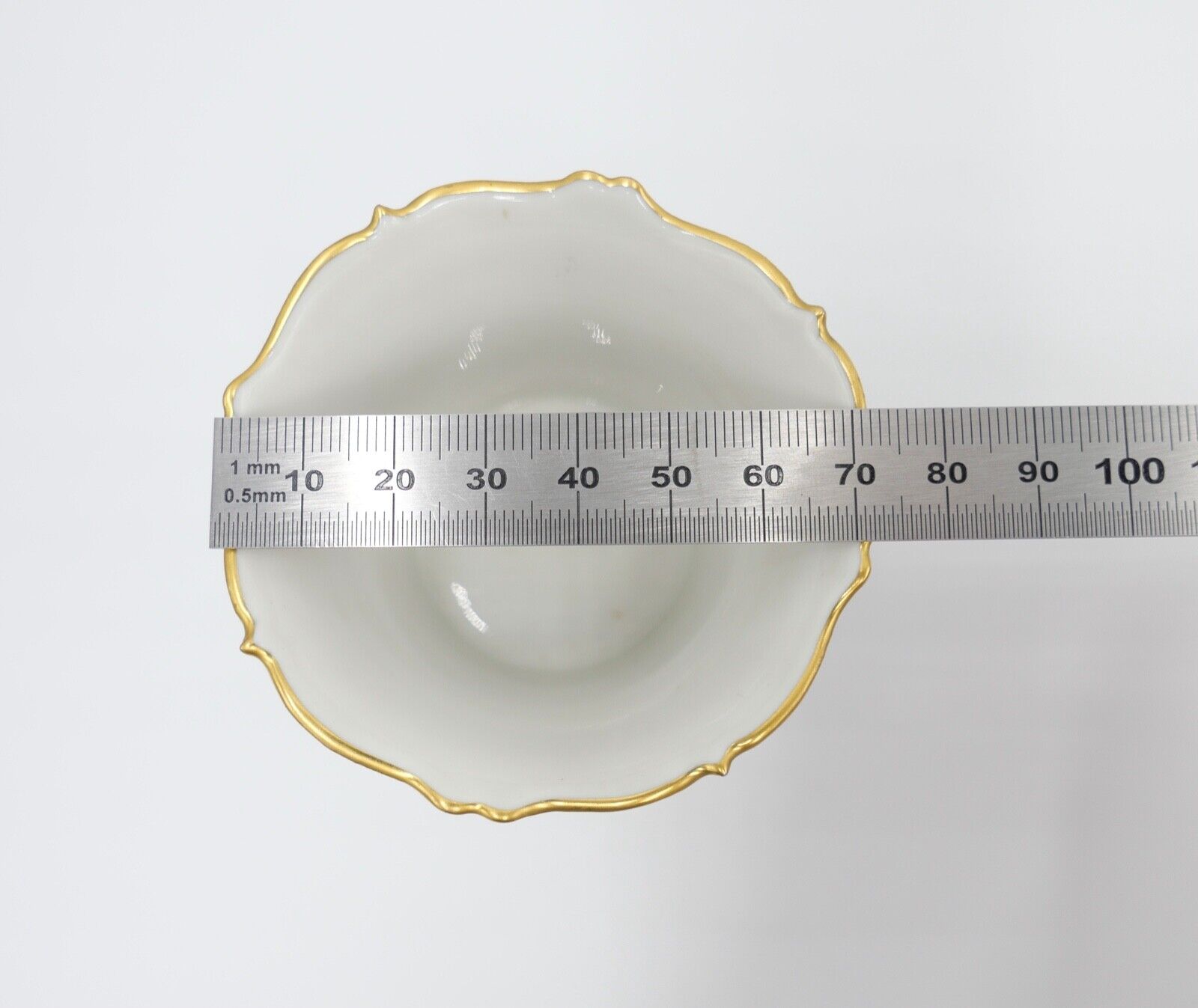 50er Meissen Nr. 37Y Streublümchen Porzellan Vase Füße 2. Wahl Goldrand Dekor - Antikhandel-Stuttgart