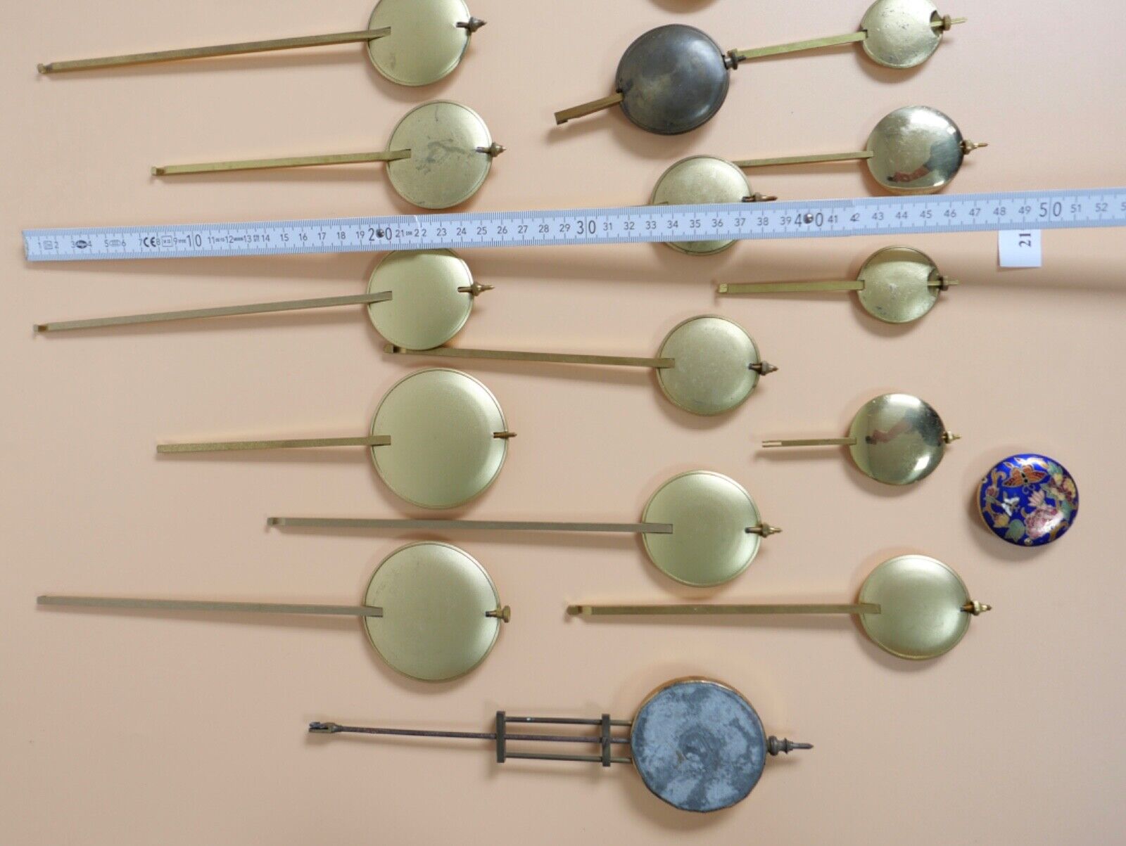 KONVOLUT Posten Ersatzteile alte & antike Pendel Pendellinsen Messing Wanduhr - Antikhandel-Stuttgart