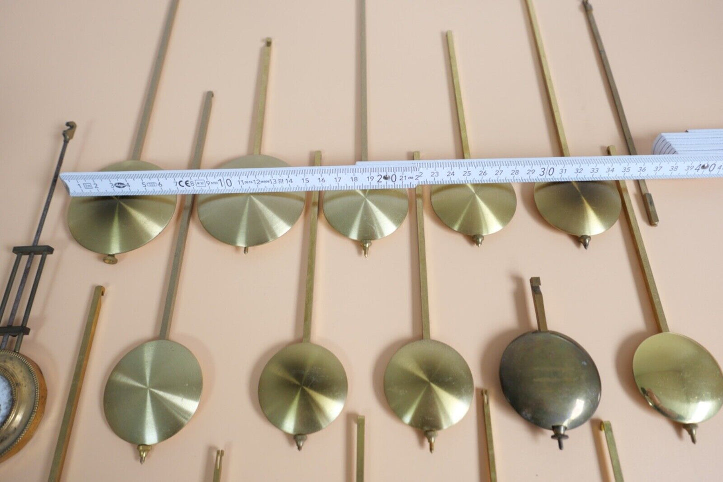 KONVOLUT Posten Ersatzteile alte & antike Pendel Pendellinsen Messing Wanduhr - Antikhandel-Stuttgart