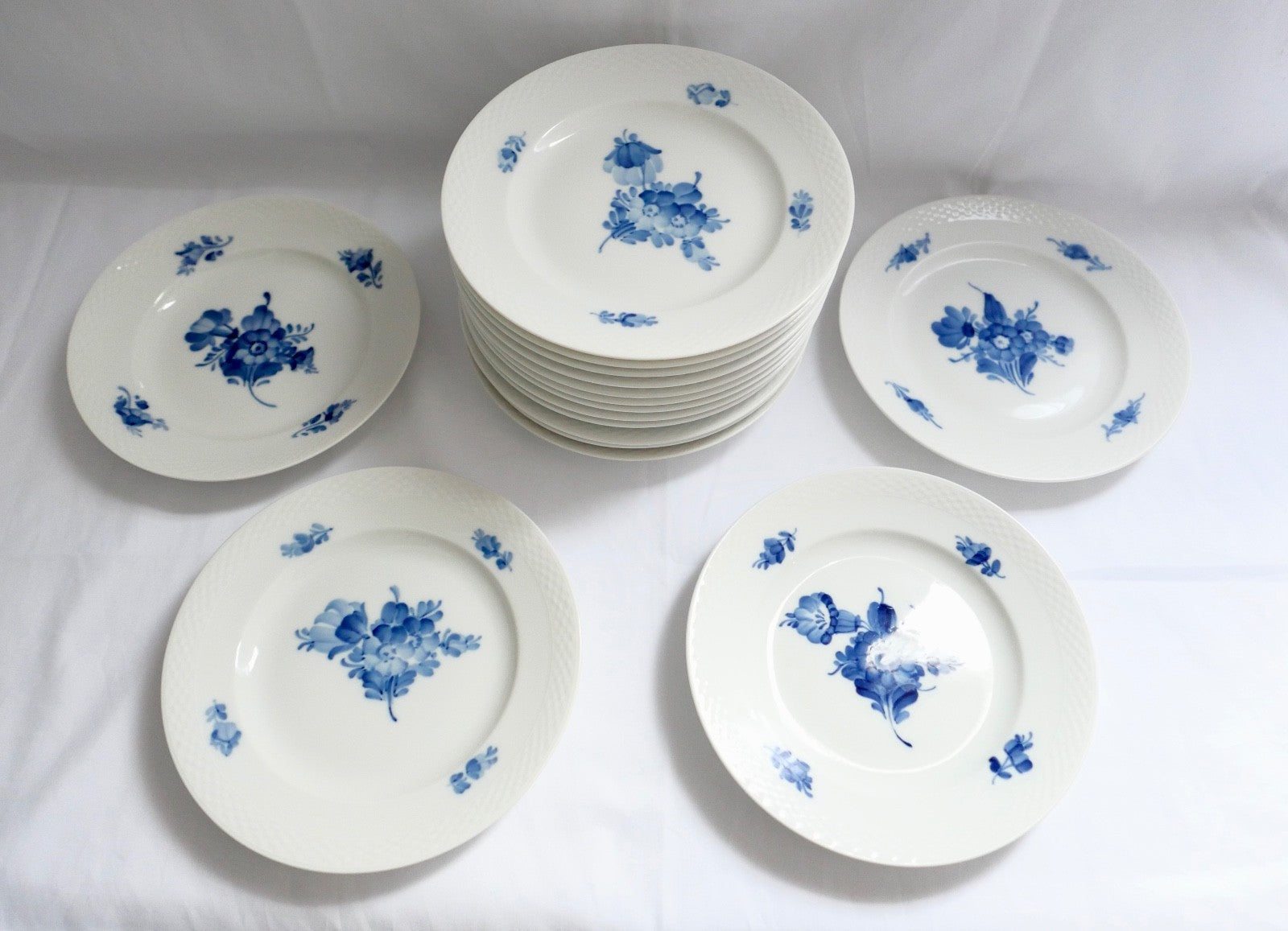 16 Stück ROYAL COPENHAGEN " Blaue Blume " Porzellan Teller 8094