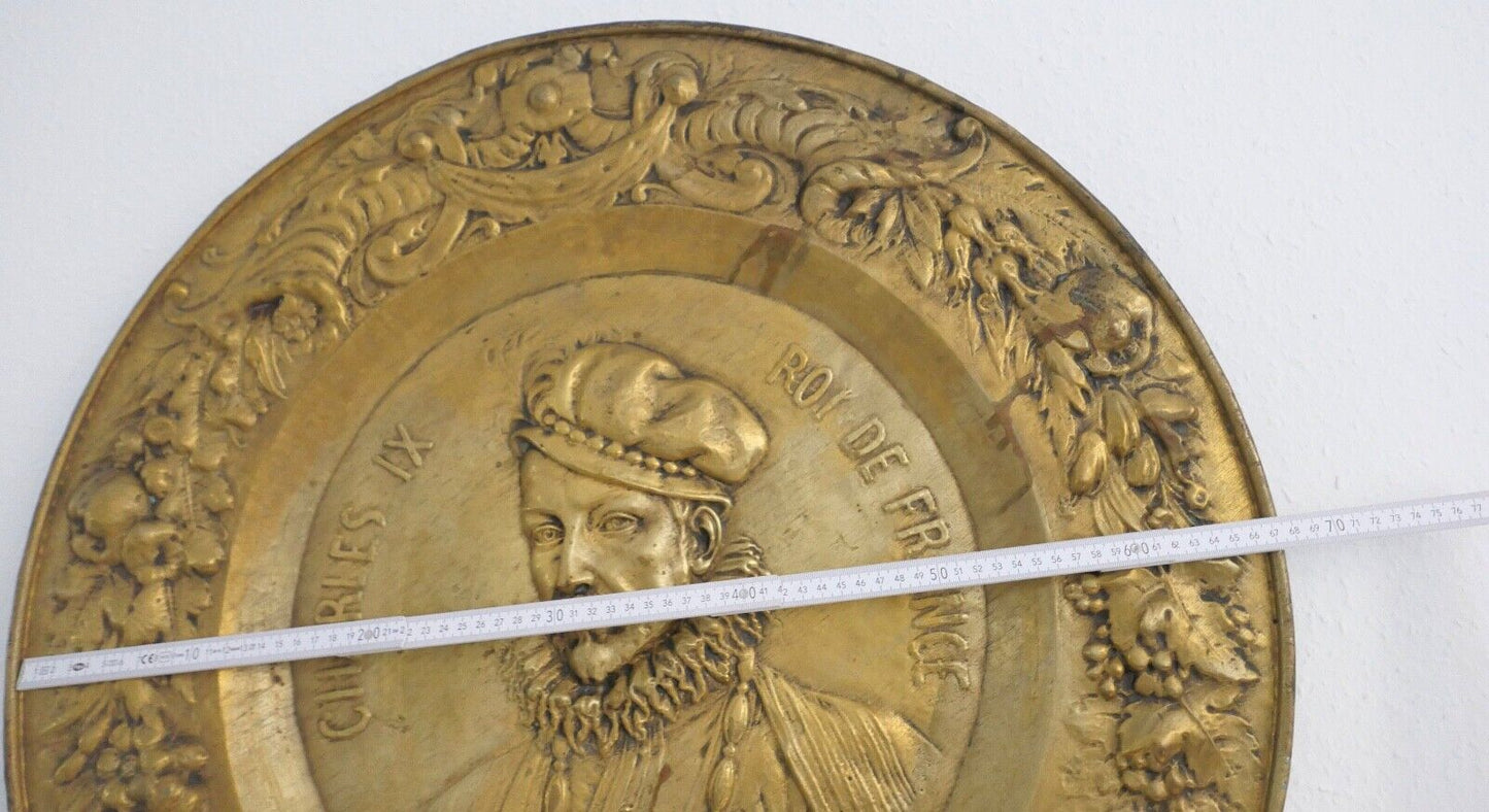 alte französische Repousse Messing Bronze Hängeplatte CHARLES IX Ø 69cm - Antikhandel-Stuttgart