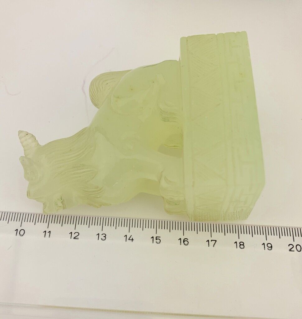 2 alte China vermutlich Glas Löwe Figur auf Holzsockel 8,5 cm ( in Jade Optik ) - Antikhandel-Stuttgart