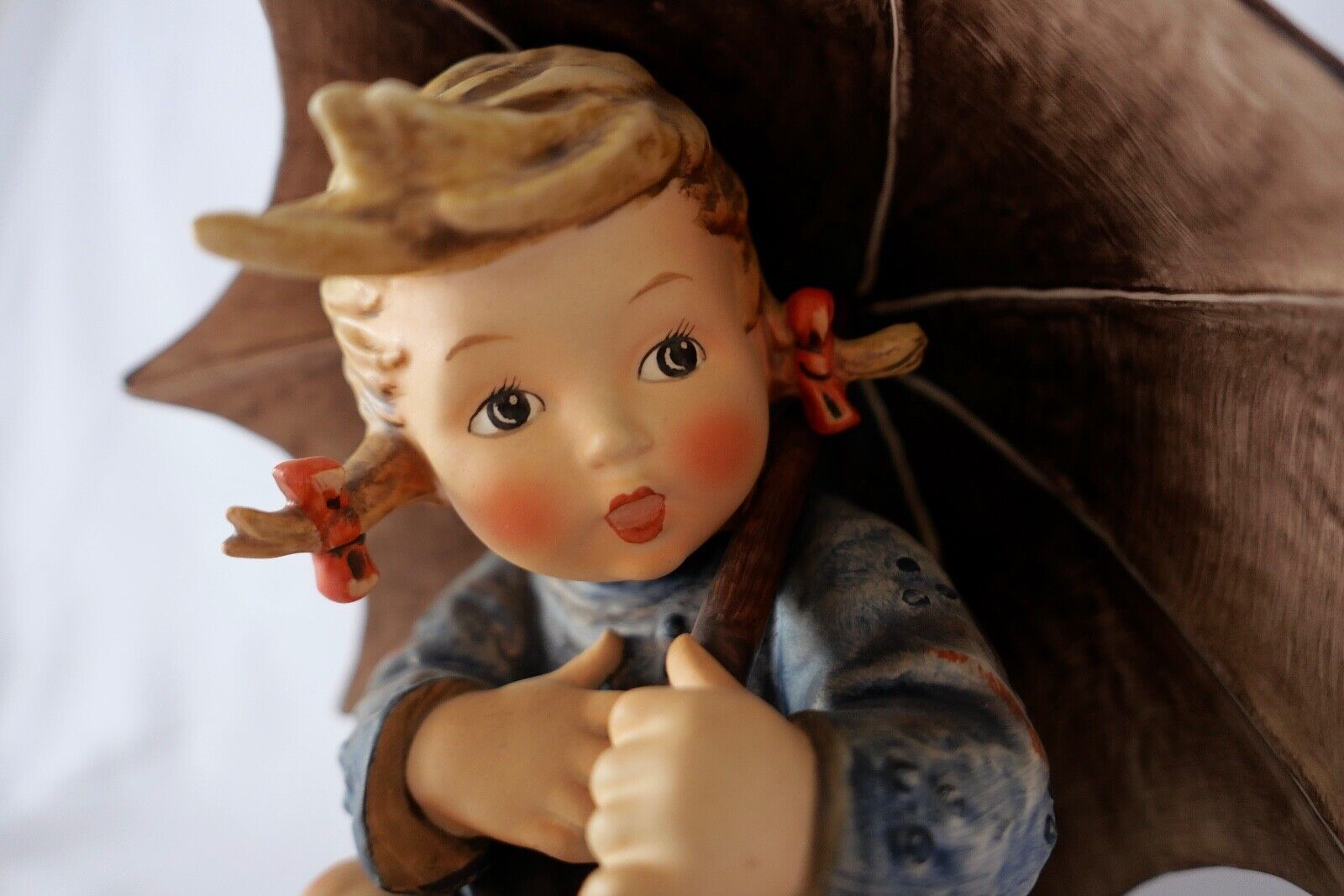Große Hummel Goebel Figur 20cm 152/IIB Mädchen Regenschirm Umbrella girl Geborge - Antikhandel-Stuttgart