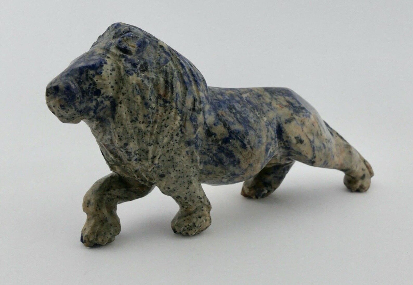 Schreitender Löwe aus blauem Marmor Vitrinenobjekt Handarbeit UNIKAT 22 cm - Antikhandel-Stuttgart