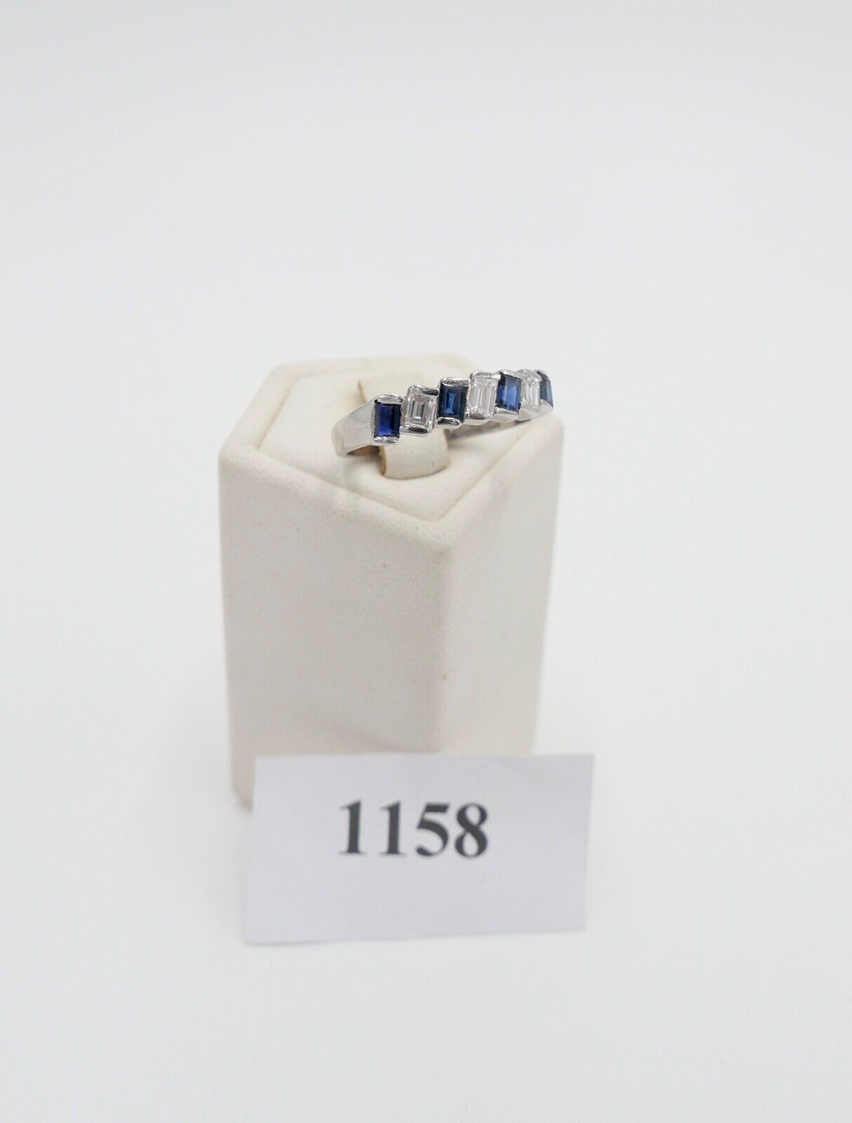 70er Jahre HALBMEMORY Ring 2,8 Gr Weißgold 750 / 18K Diamant & Saphir Gr. 52 - Antikhandel-Stuttgart