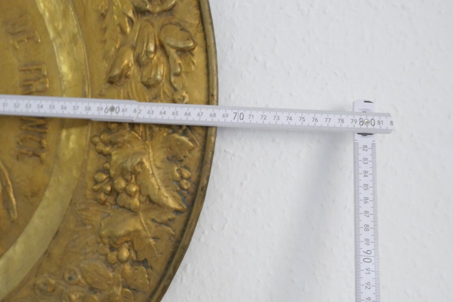 alte französische Repousse Messing Bronze Hängeplatte CATHERINE DE MEDICIS Ø69cm - Antikhandel-Stuttgart