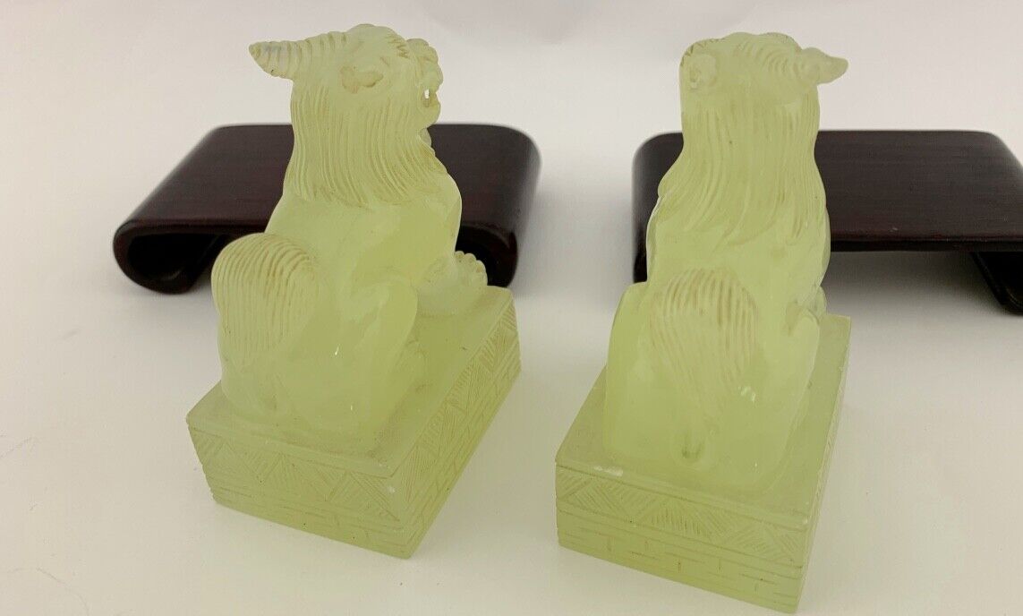2 alte China vermutlich Glas Löwe Figur auf Holzsockel 8,5 cm ( in Jade Optik ) - Antikhandel-Stuttgart