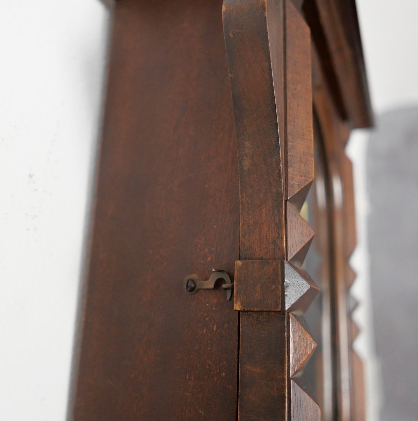 Kleine antike Wanduhr mit Spielwerk für Lochblech Platten um 1900