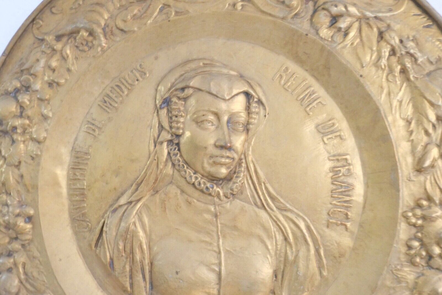 alte französische Repousse Messing Bronze Hängeplatte CATHERINE DE MEDICIS Ø69cm - Antikhandel-Stuttgart
