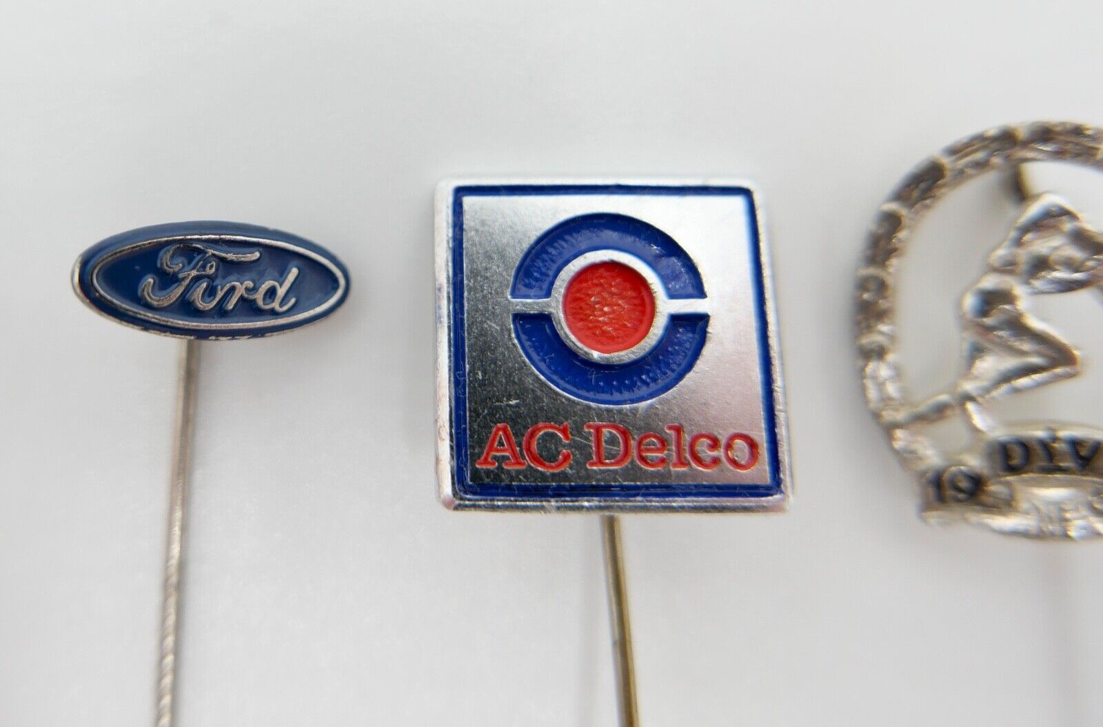 4 alte Pin Anstecknadel FORD AC DELCO ATLAS DLV 1976 - Antikhandel-Stuttgart