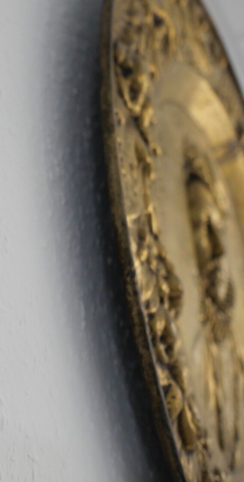 alte französische Repousse Messing Bronze Hängeplatte CHARLES IX Ø 69cm - Antikhandel-Stuttgart