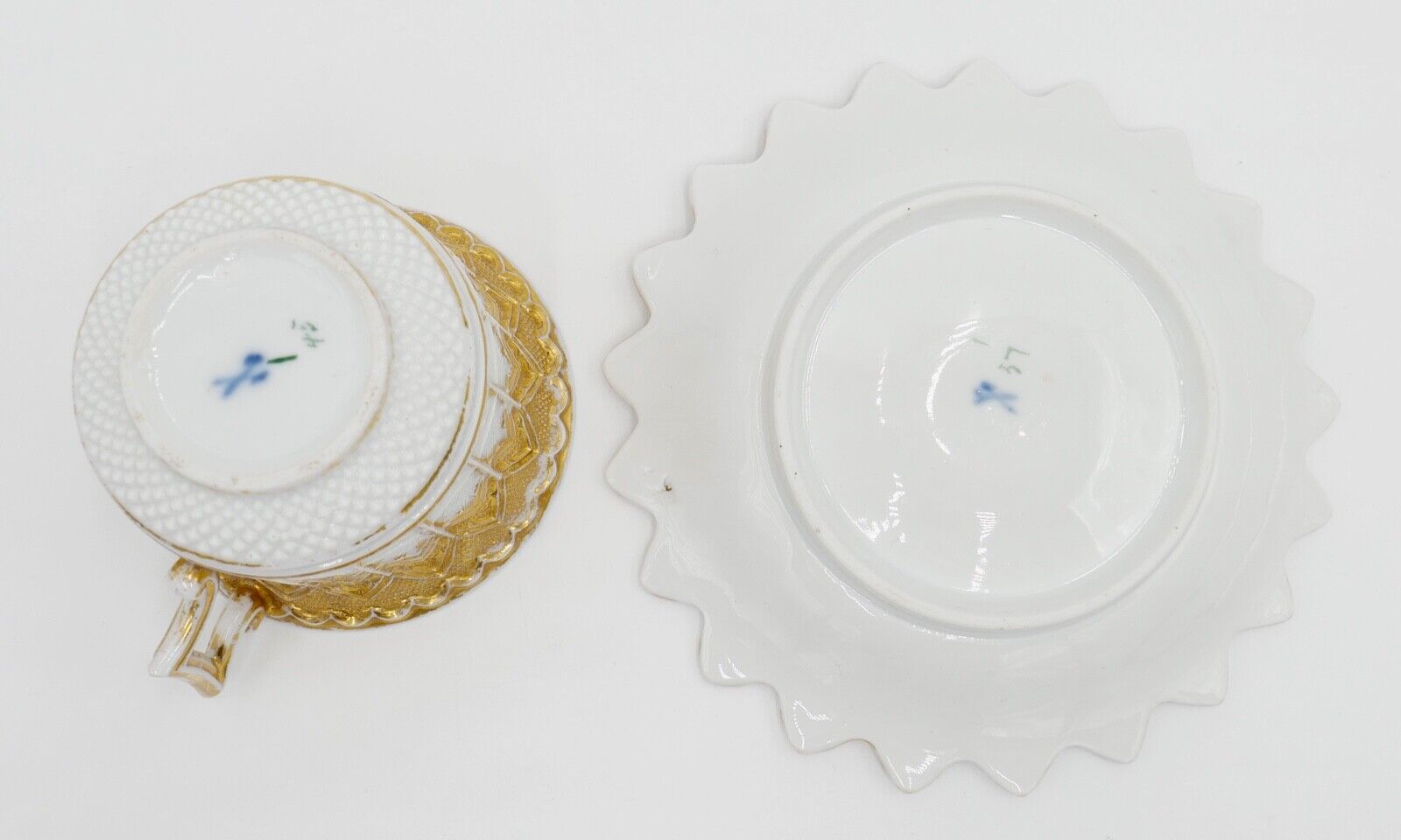 Meissen 1. Wahl um 1820 PRUNKTASSE Relief Tasse & Untertasse Gold Knaufzeit - Antikhandel-Stuttgart