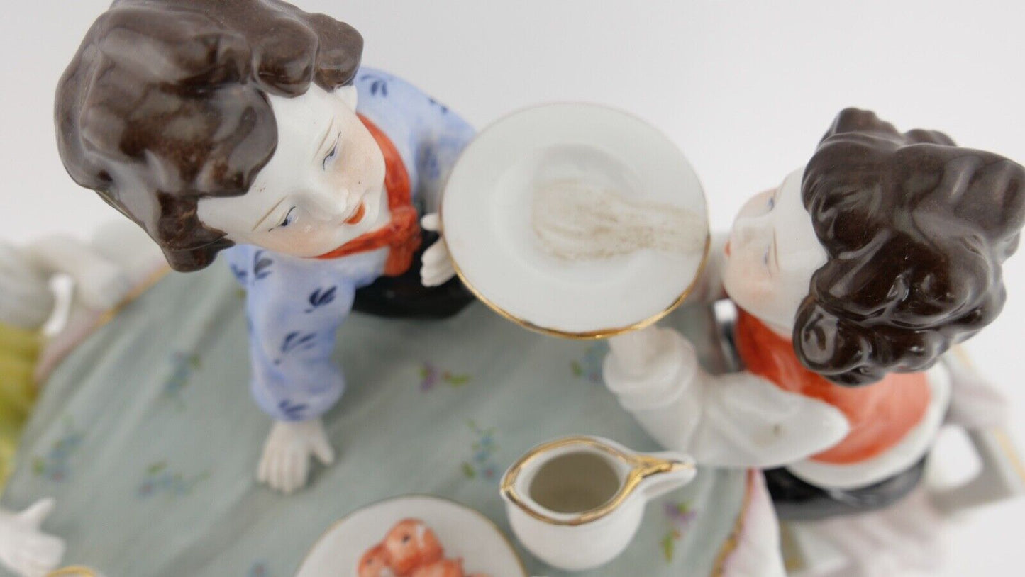 Große schwere Figurengruppe NEUNDORF Porzellan Germany " Kinder zu Tisch " - Antikhandel-Stuttgart