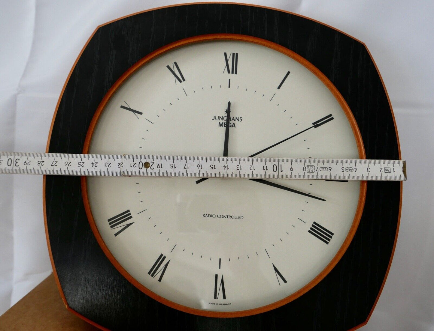 1990er Jahre Junghans MEGA Radio Controlled Wanduhr Ausstellungsstück OVP - Antikhandel-Stuttgart