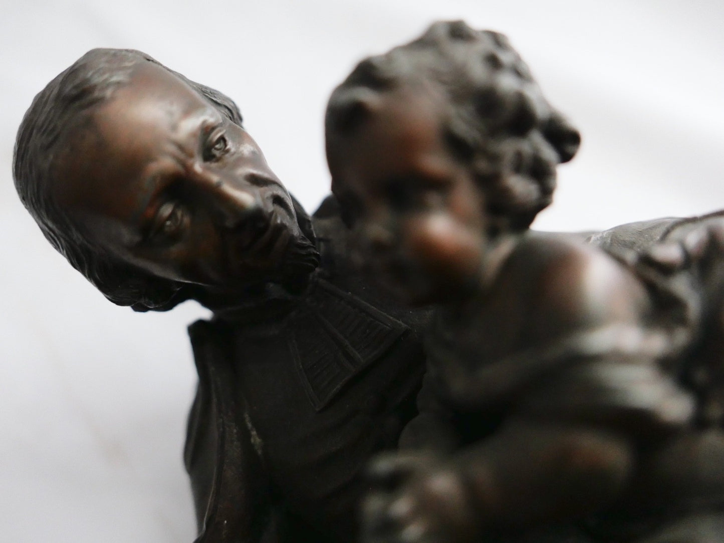 Antike Skulptur Heiliger mit Kind Bronze Optik Sakrale Kunst St. Vincent de Paul