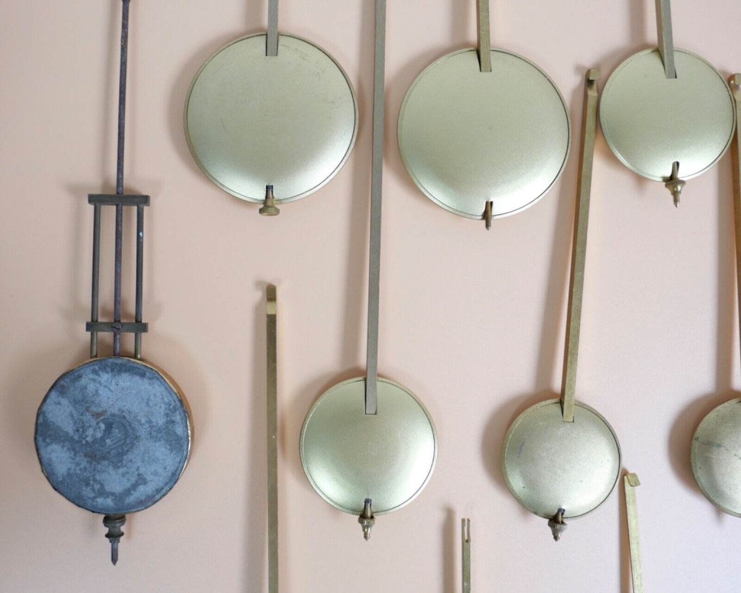 KONVOLUT Posten Ersatzteile alte & antike Pendel Pendellinsen Messing Wanduhr - Antikhandel-Stuttgart