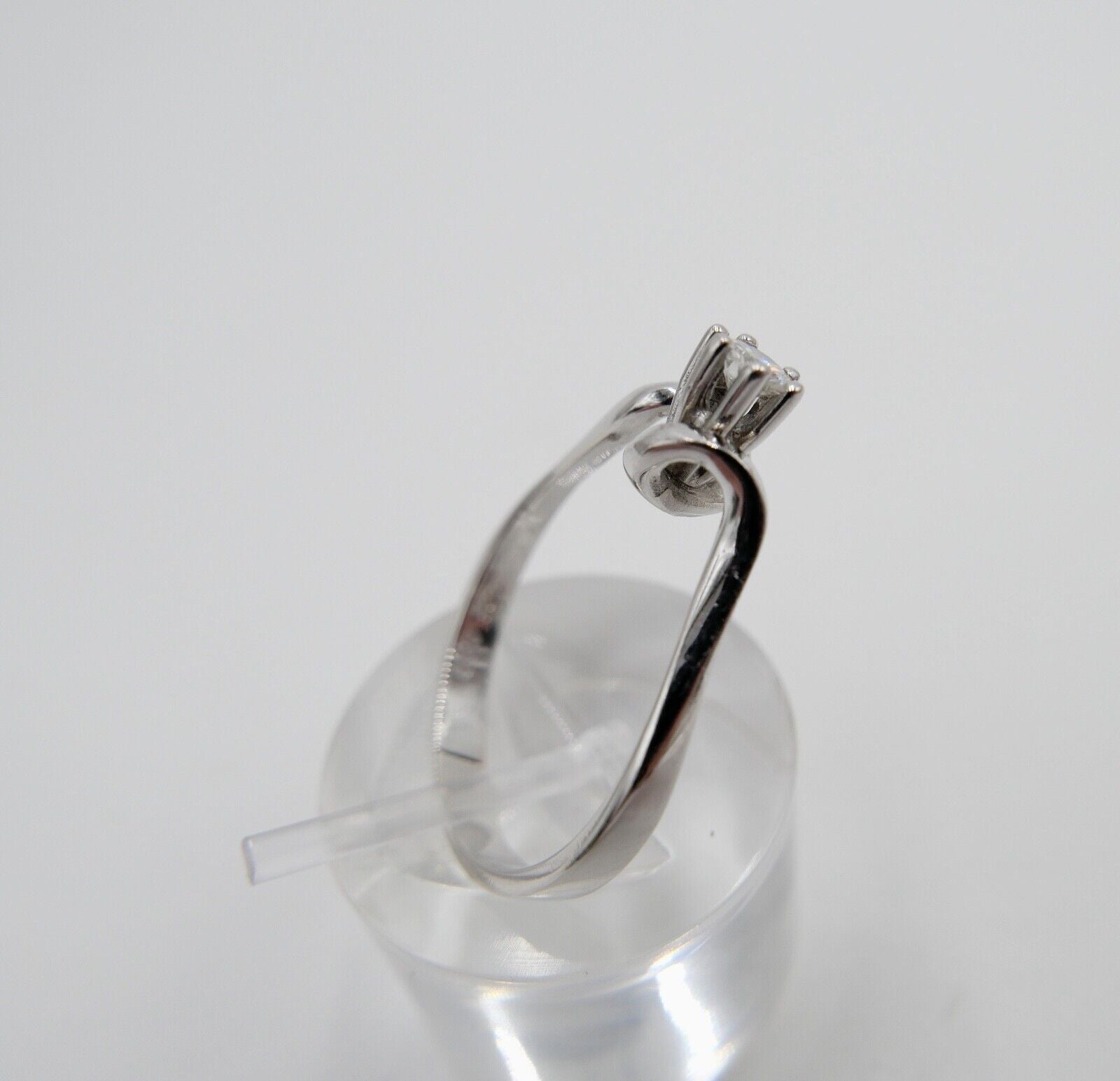 1980er geschwungener Solitär Ring Weißgold Gold 585 14K Brillant 0,20 Ct Gr. 60 - Antikhandel-Stuttgart