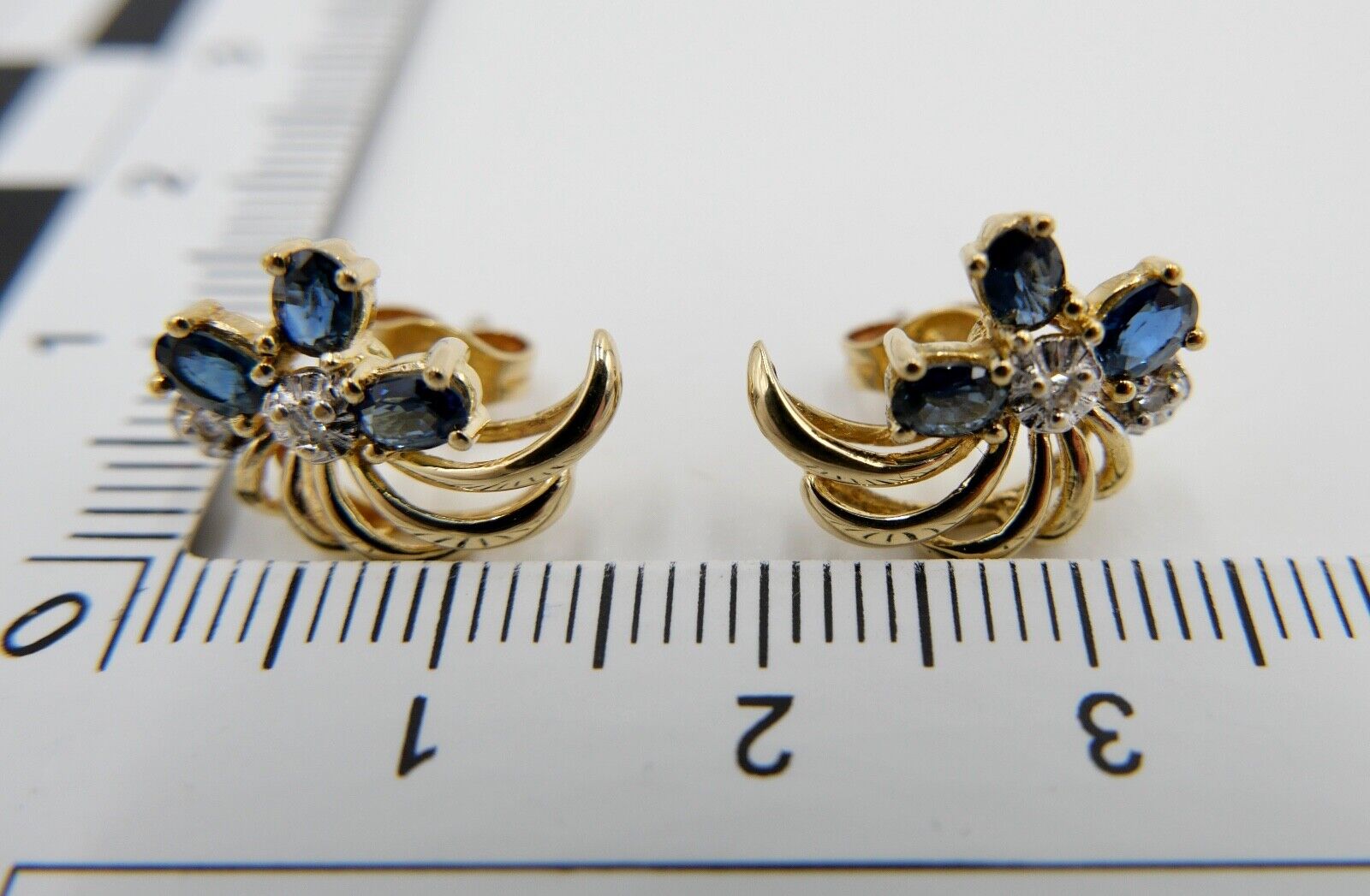 1970er Gelbgold 750 18K Brillant & Saphir 0,44 Ctw Ohrringe Ohrstecker Ø 15mm - Antikhandel-Stuttgart
