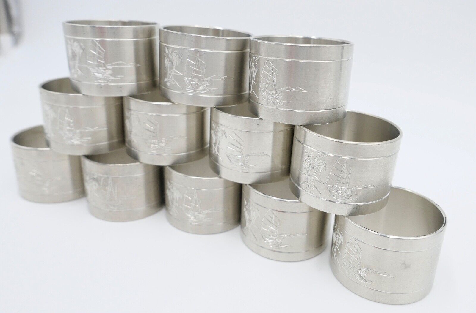 NEUwertig 12 Stück Royal SELANGOR PEWTER Zinn Tinn Serviettenringe Palmen Meer - Antikhandel-Stuttgart