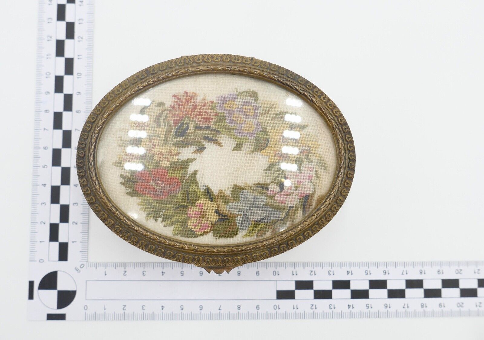 alte Messing Schatulle / Etui / Box Gobelin Stickerei für Schmuck etc. - Antikhandel-Stuttgart