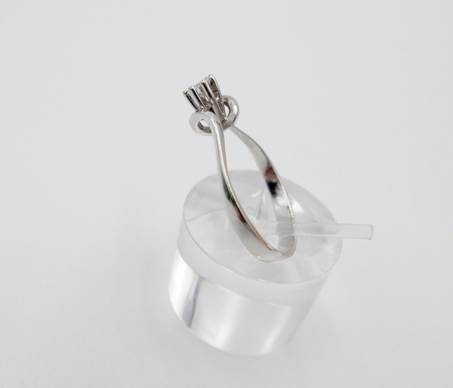 1980er geschwungener Solitär Ring Weißgold Gold 585 14K Brillant 0,20 Ct Gr. 60 - Antikhandel-Stuttgart