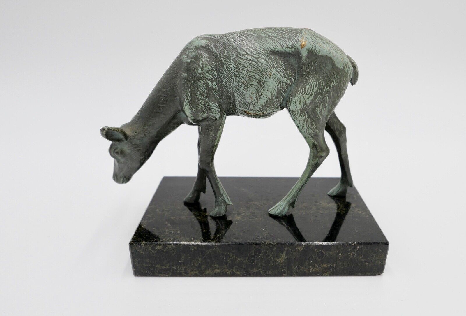 kleine Messing Figur Bronziert " Kalb / Kuh " auf Marmorsockel Skulptur - Antikhandel-Stuttgart