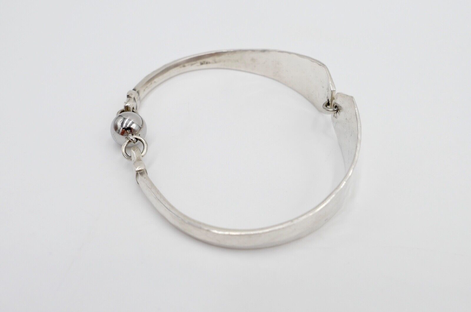 80er Jahre Silber 900 Armband gehämmert Magnetverschluss V.S.F - Antikhandel-Stuttgart