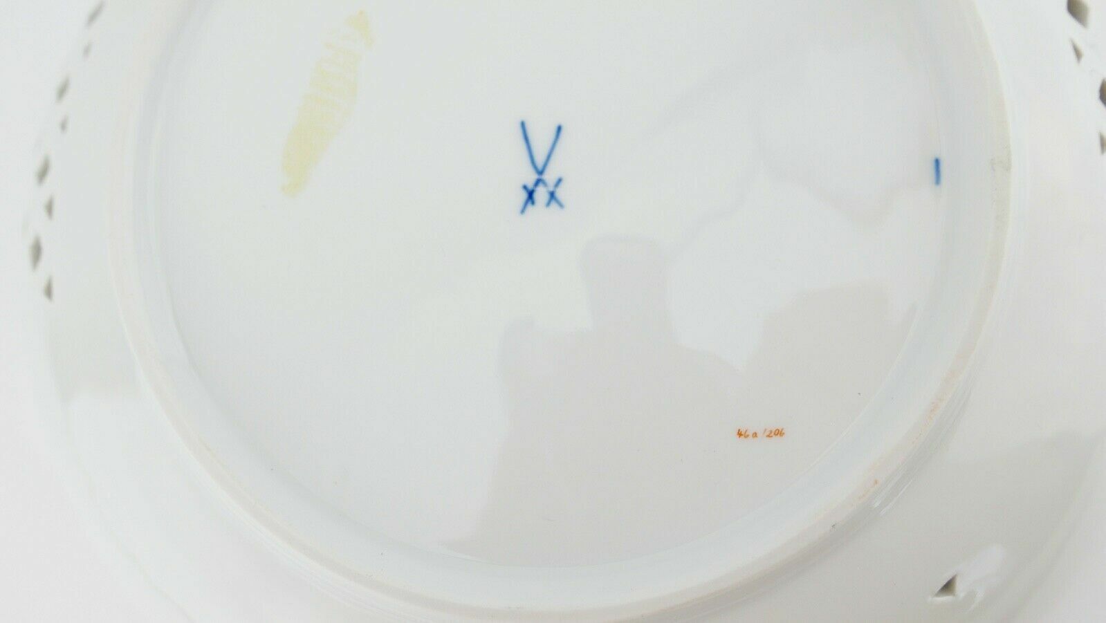 Meissen Durchbruchschale Weiß Goldrand Ø 25 cm Blumendekor 332 46a / 206 - Antikhandel-Stuttgart