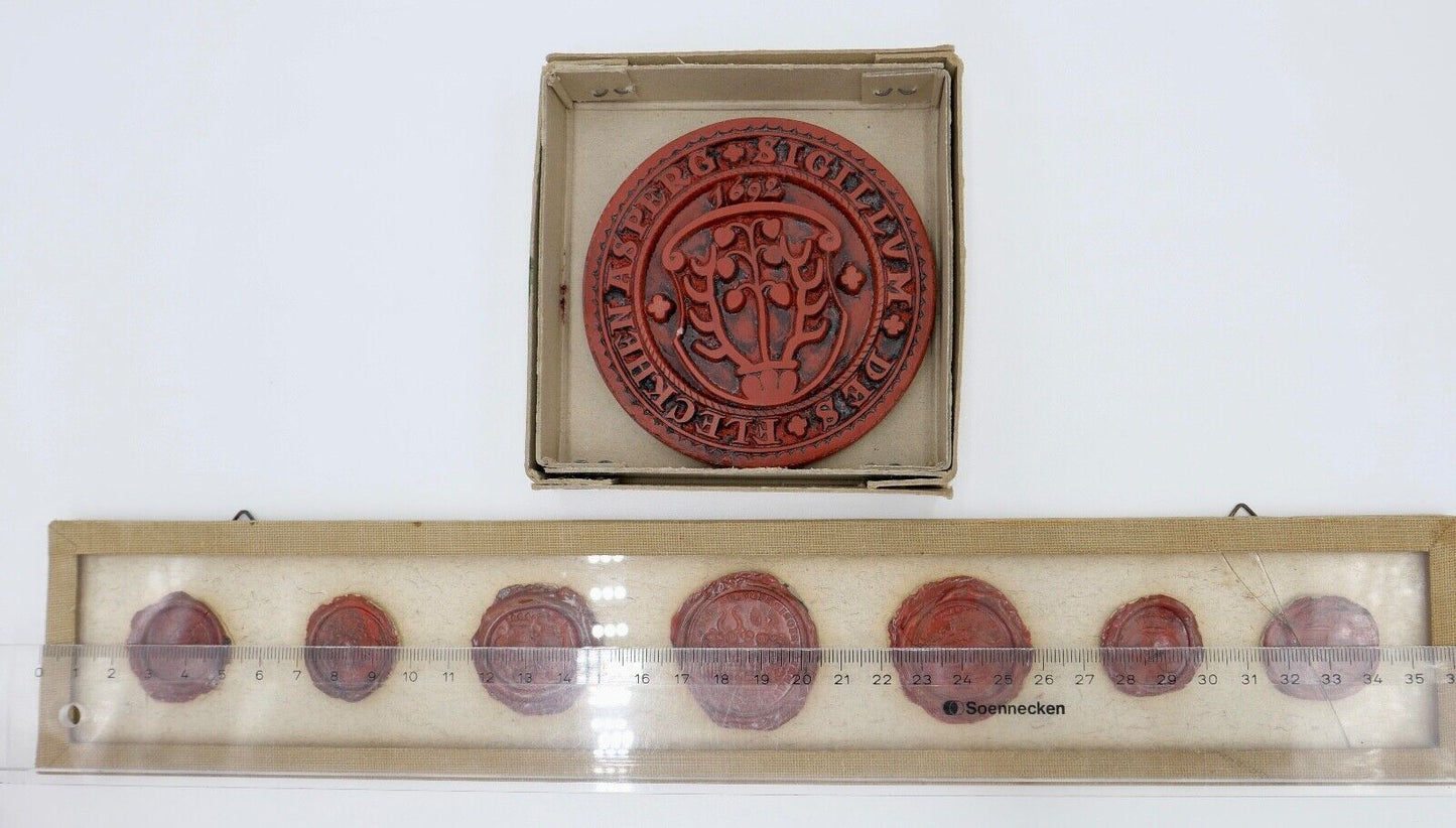 Alte & Antike Wachs Siegel Sammlung 8 Stück hinter Glas Asperg Sigillum 1692 - Antikhandel-Stuttgart