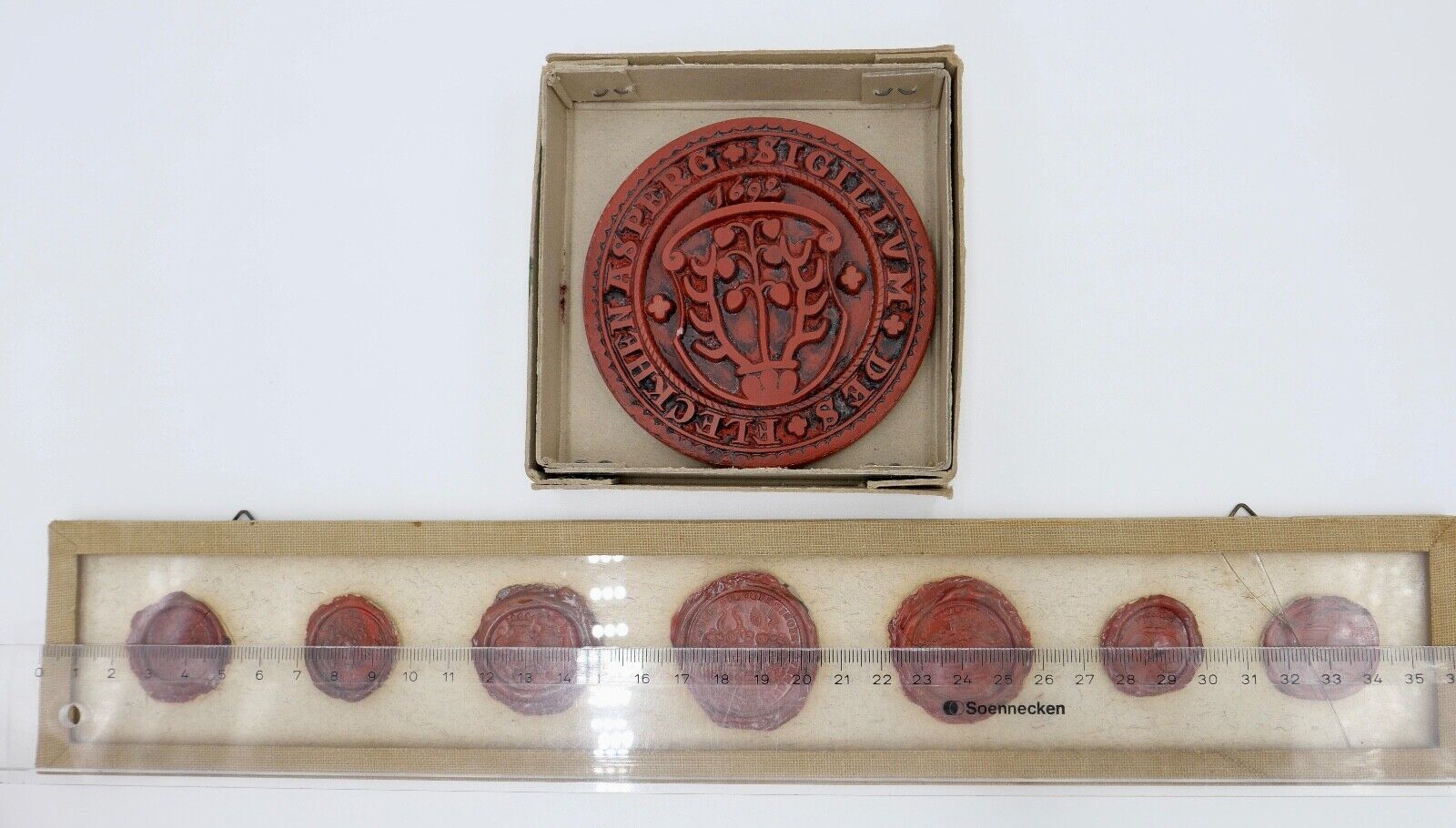 Alte & Antike Wachs Siegel Sammlung 8 Stück hinter Glas Asperg Sigillum 1692 - Antikhandel-Stuttgart