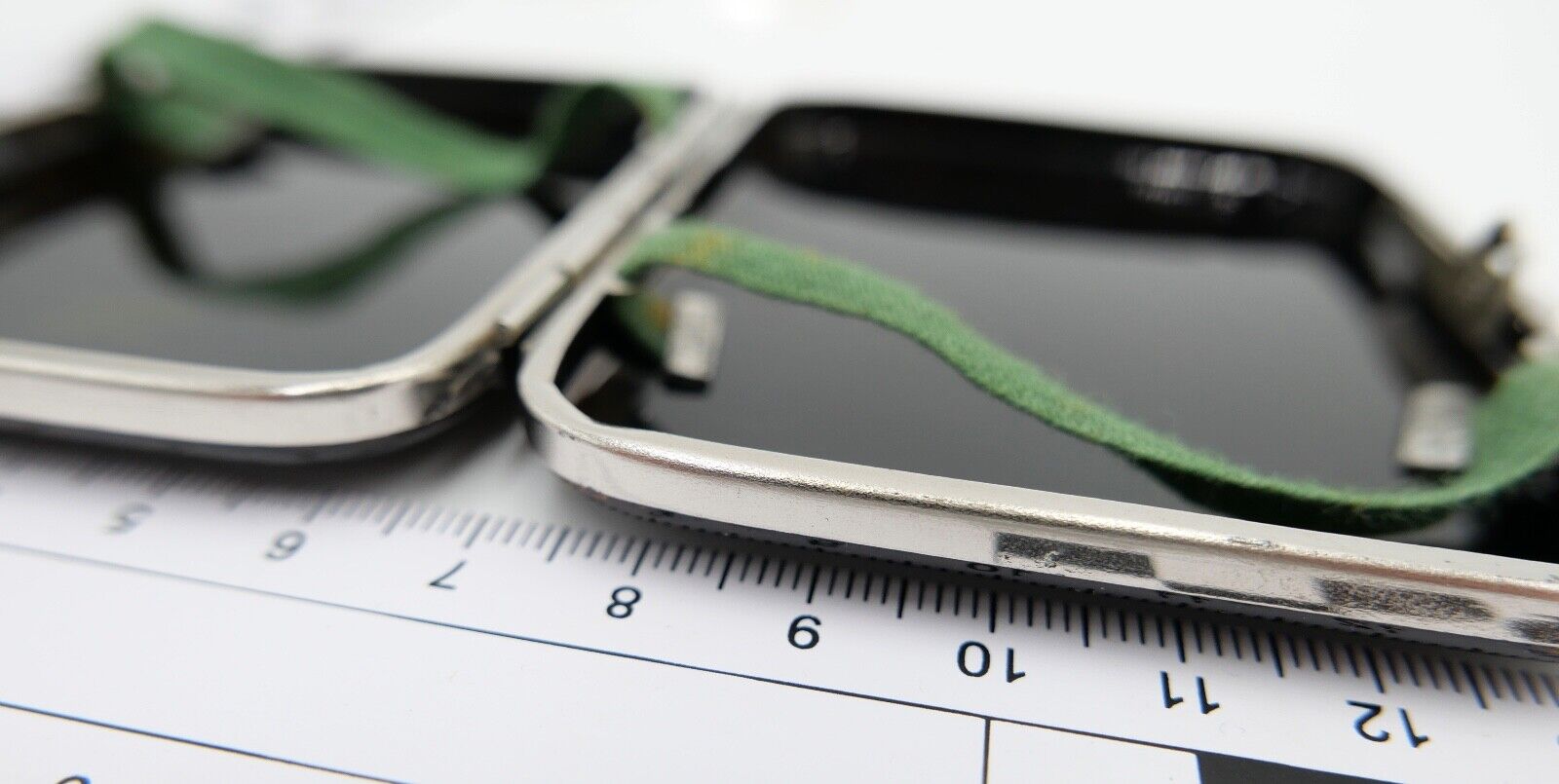 1950er Jahre Zigarettenetui MADE IN JAPAN Fuji im Hintergrund - Antikhandel-Stuttgart