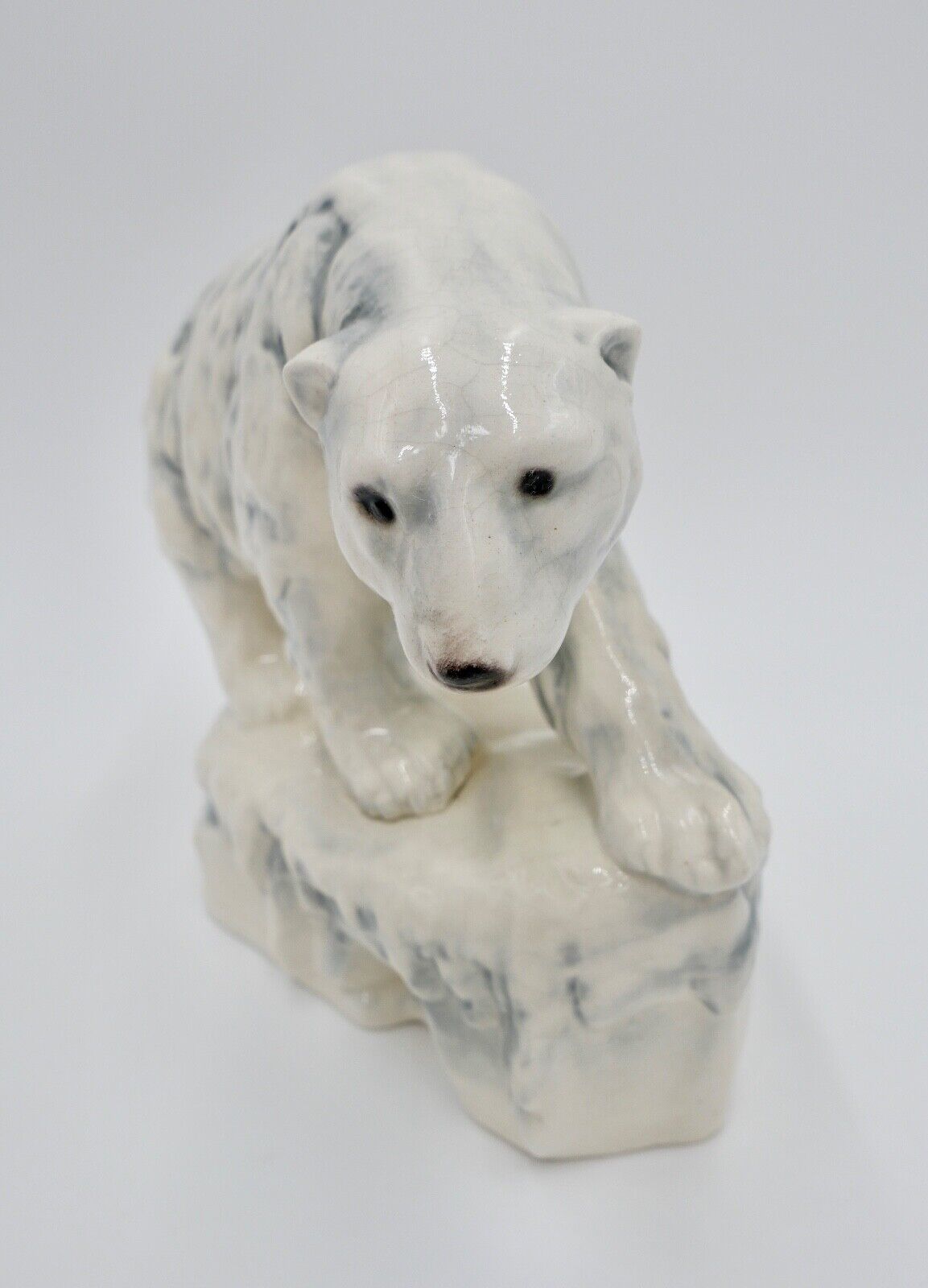 Großer alter Eisbär Polarbär auf Sockel Modell Nr. 36096 Krakelee Porzellan - Antikhandel-Stuttgart
