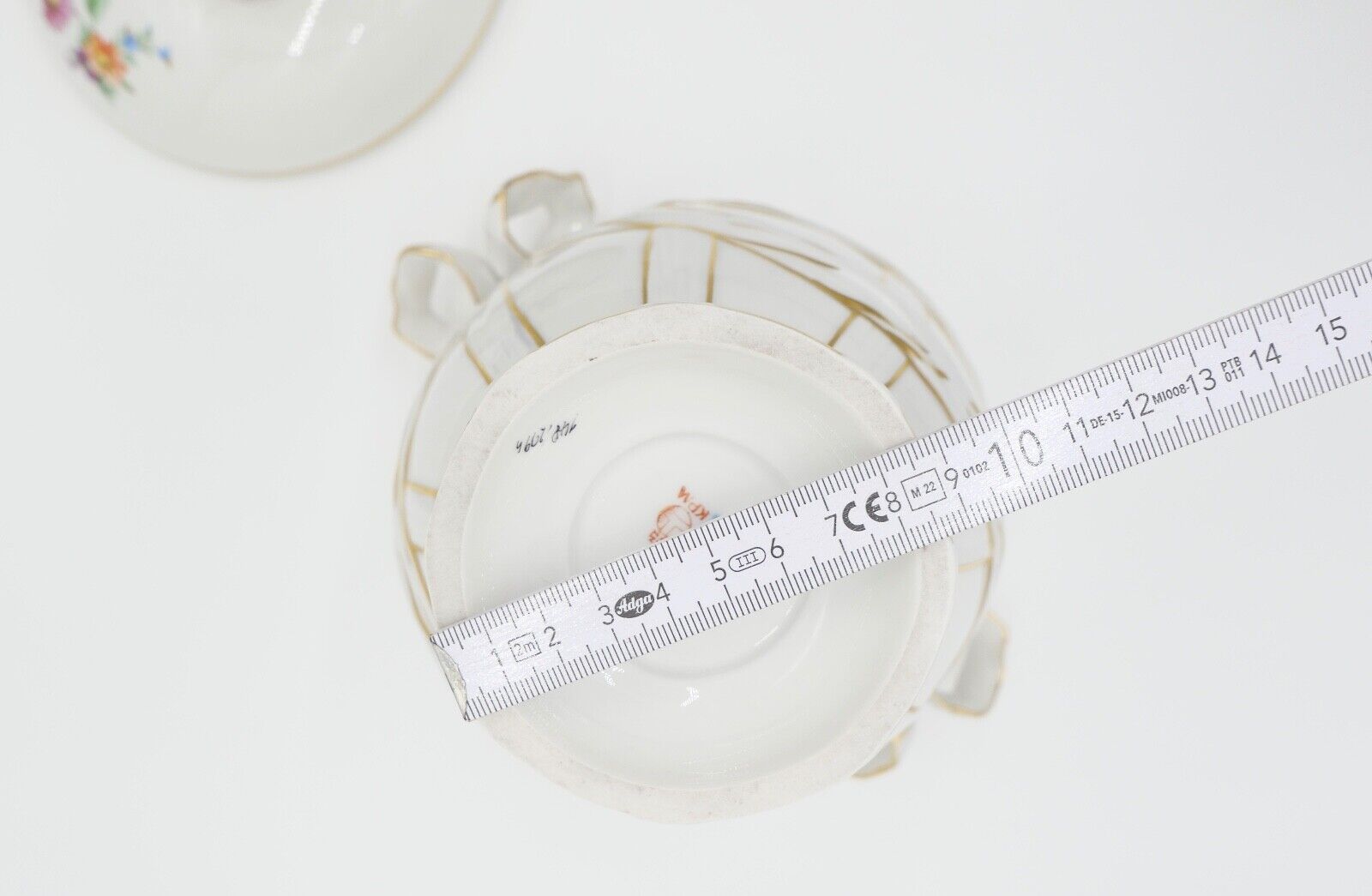 KPM Berlin Deckelvase Urnenvase 27 cm hochPorzellan weiß Gold Blumen - Antikhandel-Stuttgart