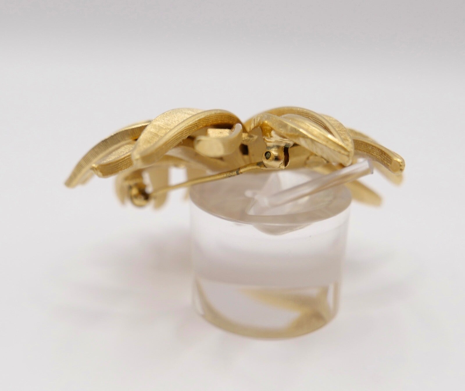 große TRIFARI Designer Blatt Brosche Damen vergoldet Floral 56mm