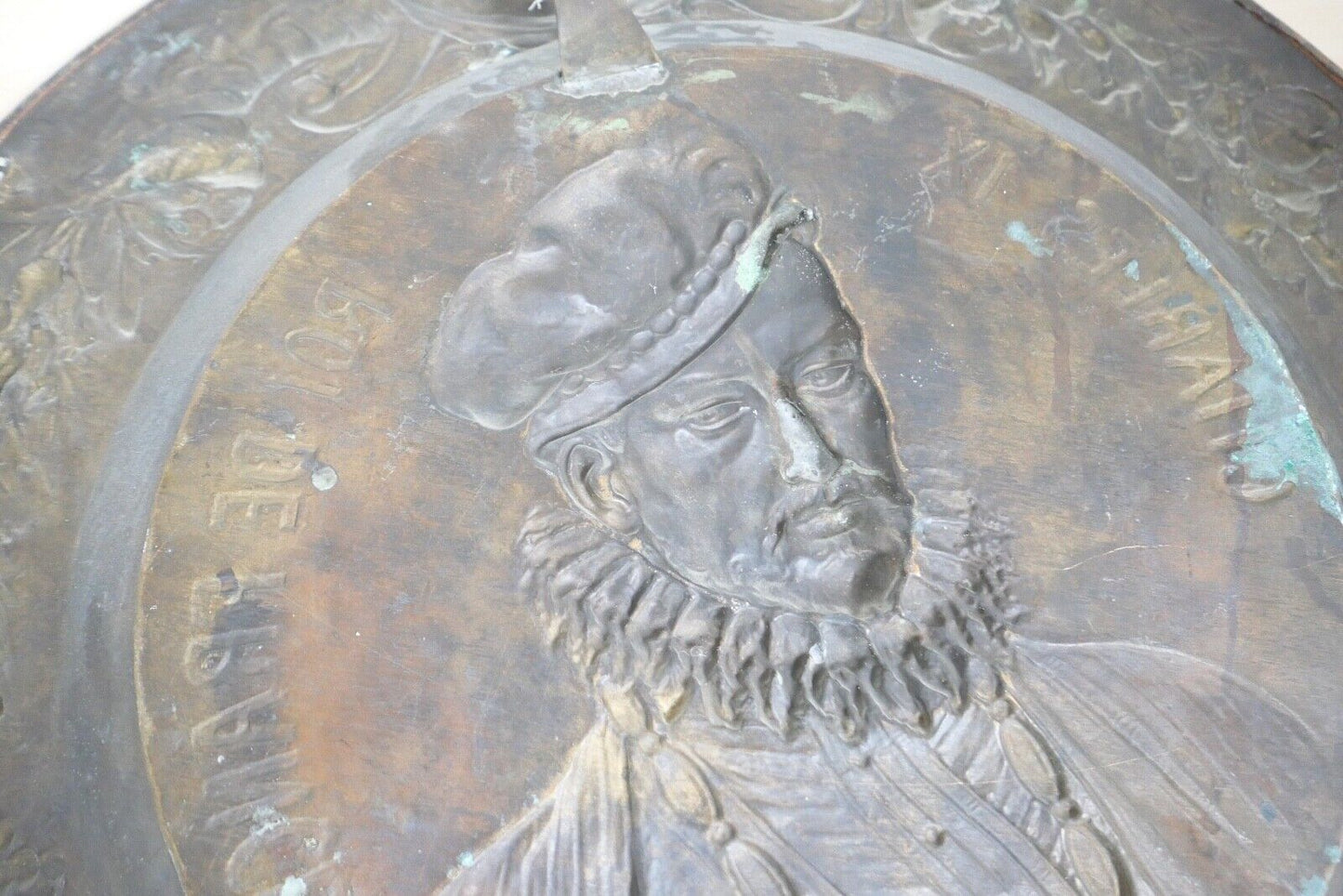 alte französische Repousse Messing Bronze Hängeplatte CHARLES IX Ø 69cm - Antikhandel-Stuttgart