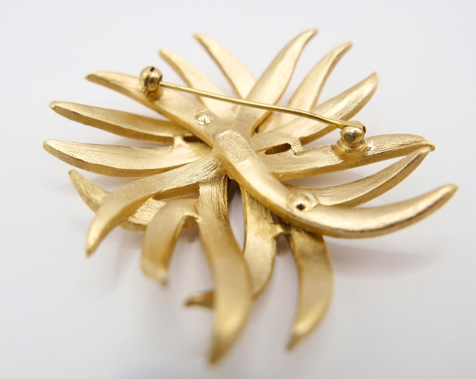 große TRIFARI Designer Blatt Brosche Damen vergoldet Floral 56mm