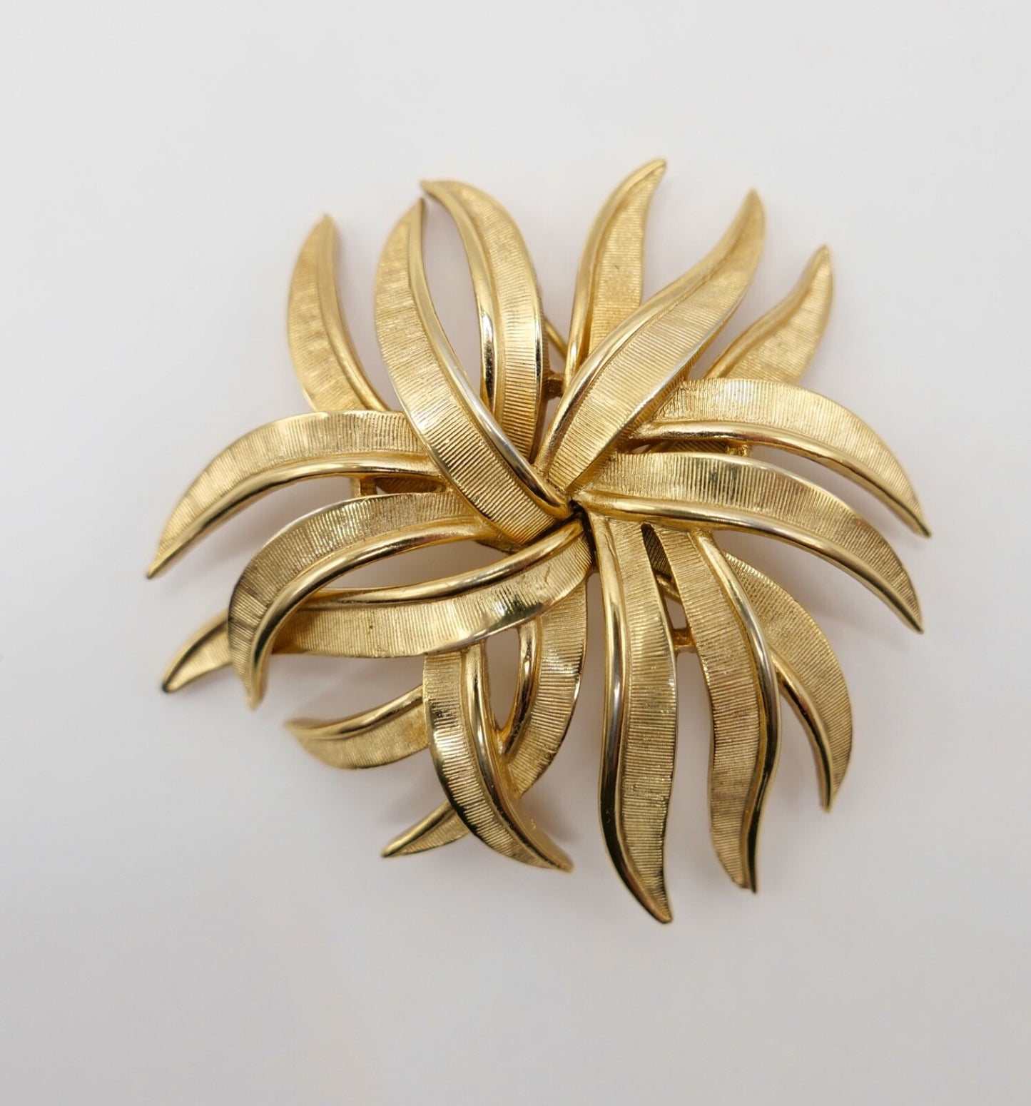 große TRIFARI Designer Blatt Brosche Damen vergoldet Floral 56mm