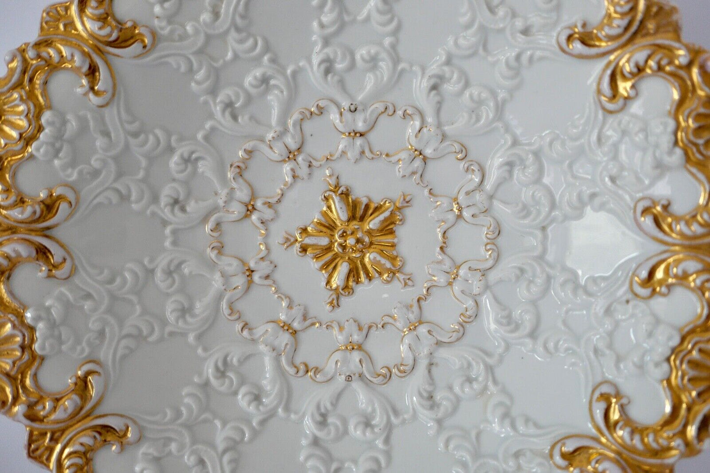 Antiker Meissen Prunk Teller Schale Weiß Goldrelief Staffage Ø 26 cm 19. Jh - Antikhandel-Stuttgart